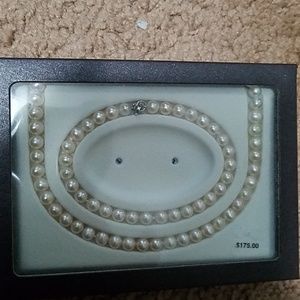 Pearl necklace and bracelet set